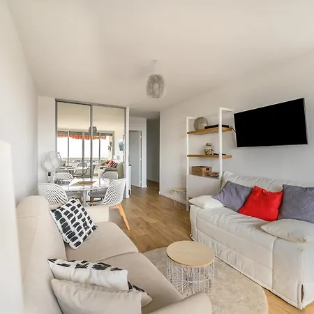 Bright With Balcony And Sea View