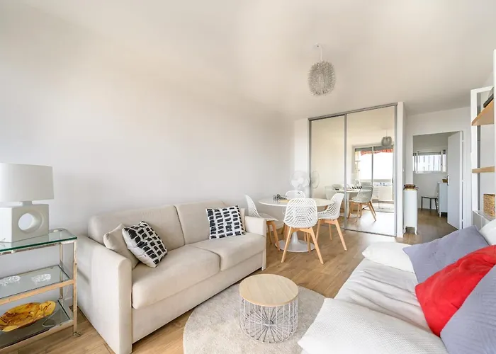 Bright With Balcony And Sea View Apartamento *