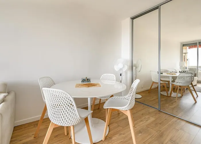 Bright With Balcony And Sea View Apartamento Antibes